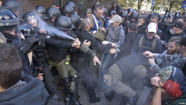Украинский полицейский настолько суров, что брызгает слезоточивым газом себе в лицо (фото-факт)