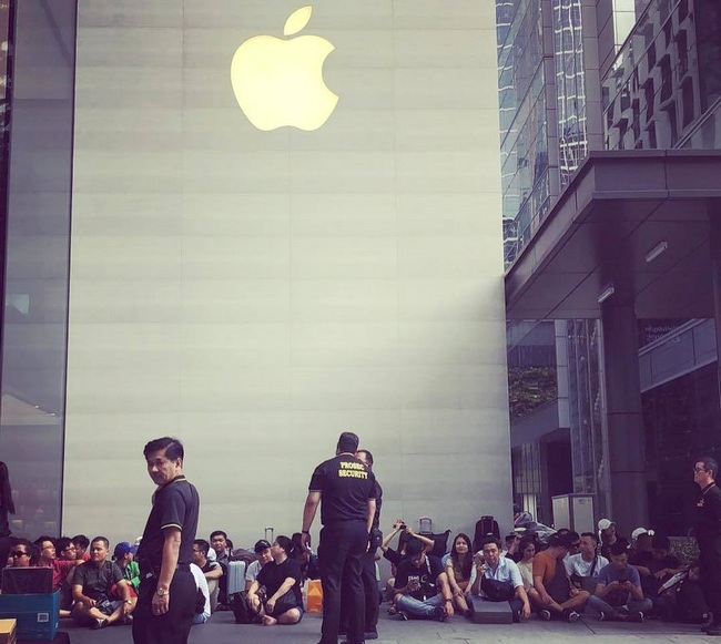 Мир сошел с ума? Сумасшедшие очереди за новым iPhone (фото)