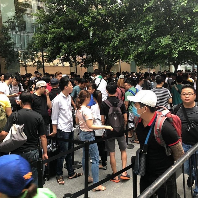 Мир сошел с ума? Сумасшедшие очереди за новым iPhone (фото)