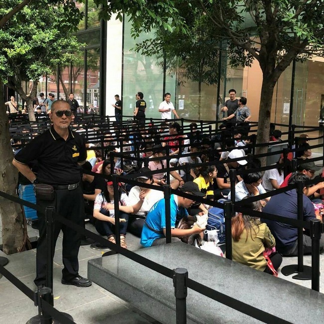 Мир сошел с ума? Сумасшедшие очереди за новым iPhone (фото)