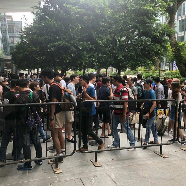 Мир сошел с ума? Сумасшедшие очереди за новым iPhone (фото)