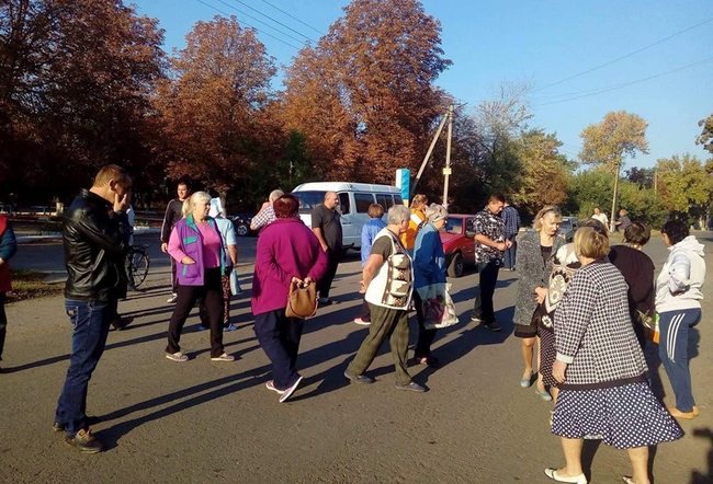 На Харьковщине протестующие перекрыли трассу (фото)
