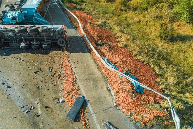 ДТП на Харьковском шоссе под Киевом: молоковоз врезался в фуру с яблоками (фото,видео) 