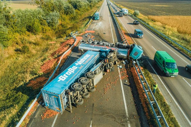 ДТП на Харьковском шоссе под Киевом: молоковоз врезался в фуру с яблоками (фото,видео) 