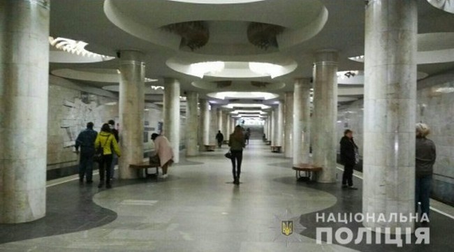 В харьковском метро под поезд прыгнул мужчина