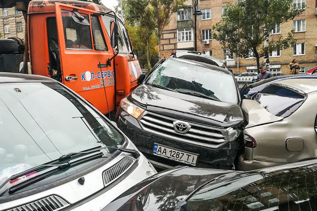 В центре Киева автокран без тормозов смял 17 автомобилей (фото, видео)