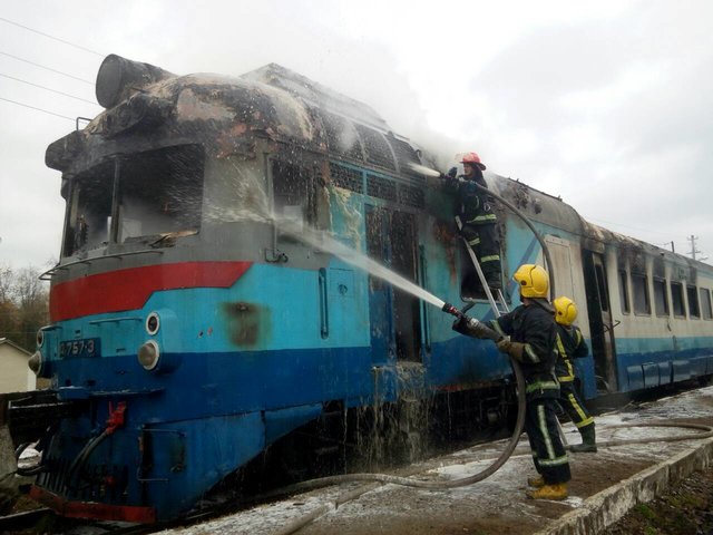 Под Ровно загорелся поезд с пассажирами: фото и видео с места ЧП