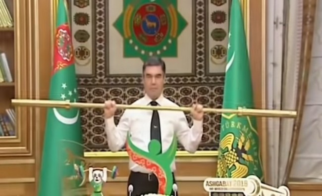 Президент Туркменистана Бердымухамедов сделал жим золотой штангой (видео)