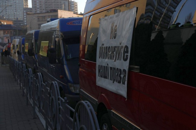 Владельцы авто на евроблях заблокировали центр Киева (фото, видео)