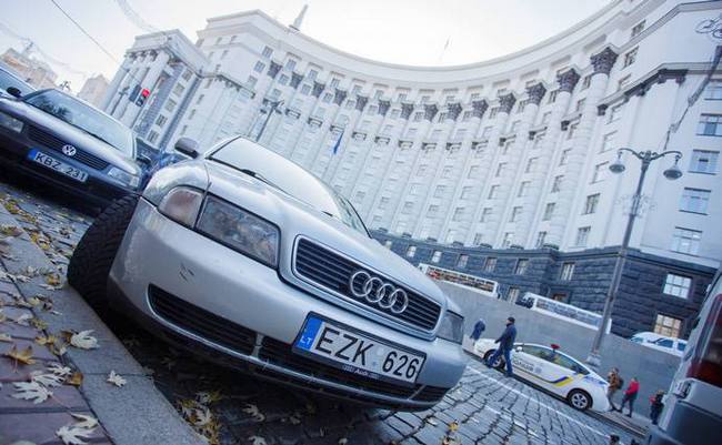 Президент Украины после подписания закона обратился к владельцам авто на евробляхах
