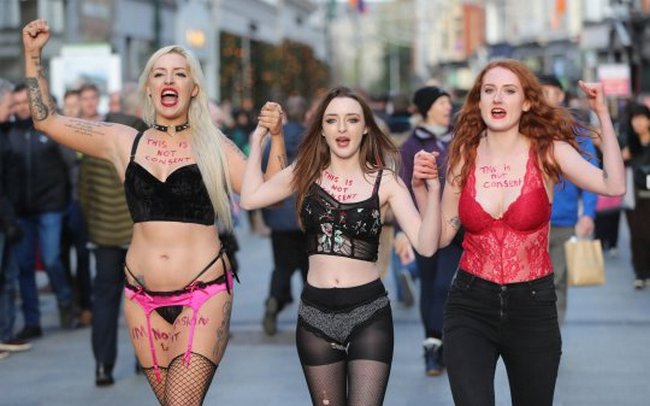 Девушки Ирландии вышли на митинг в откровенном кружевном белье (фото)