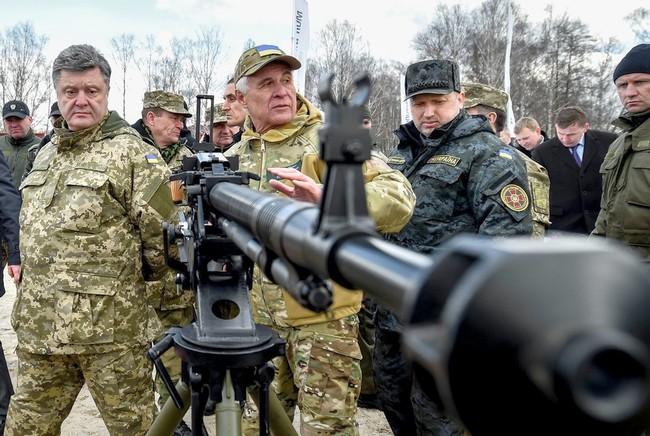 В Украине вводится военное положение. Какие могут появиться ограничения и запреты?
