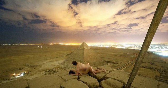 Секс на вершине пирамиды Хеопса: в Египте негодуют (фото, видео)