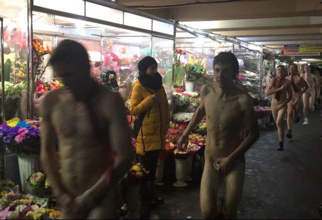 В центре Киева бегали голые мужчины (фото, видео 18+)