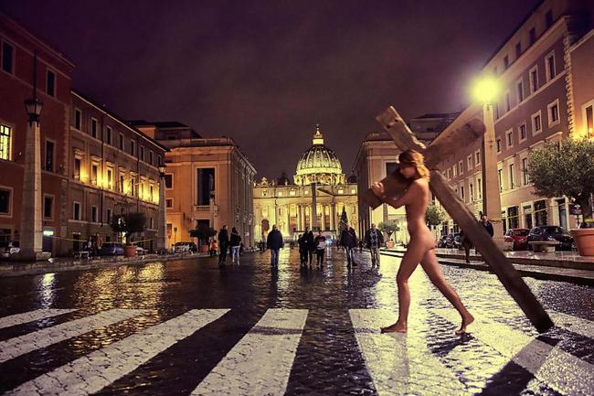 Модель Playboy Мариса Папен сделала обнаженные фото в Ватикане
