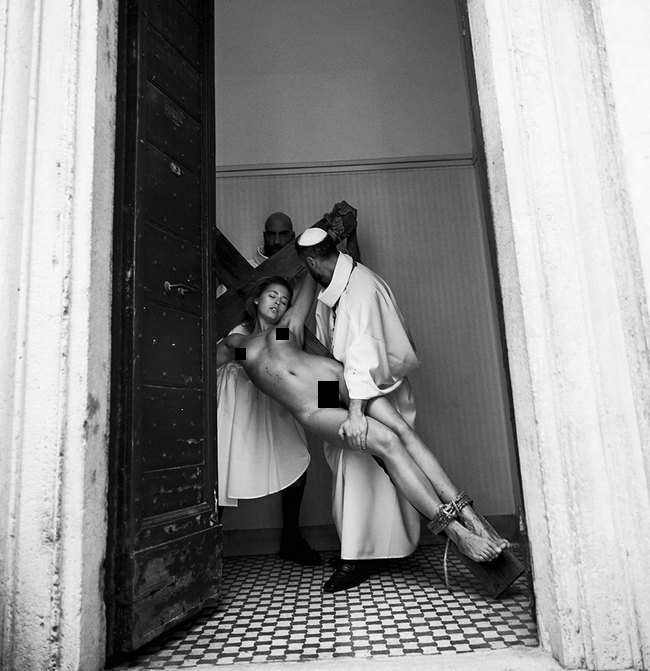 Модель Playboy Мариса Папен сделала обнаженные фото в Ватикане