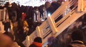 В Москве под гимн РФ обвалился мост с десятками людей: есть пострадавшие (видео)