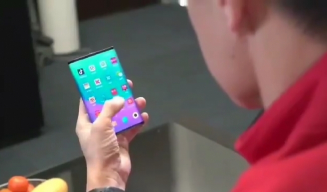 XIAOMI впервые показала свой гибкий смартфон: видео