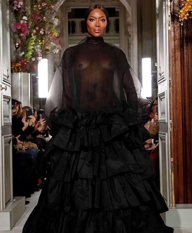 Черное на черном: 48-летняя Наоми Кэмпбелл показала грудь (фото)