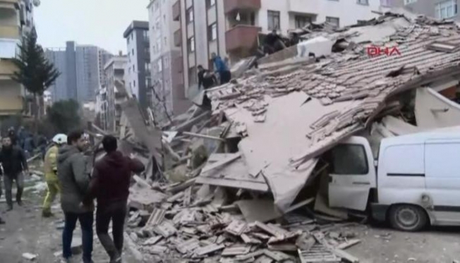 Сложился как карточный домик: в сети появилось видео обрушения дома в Стамбуле