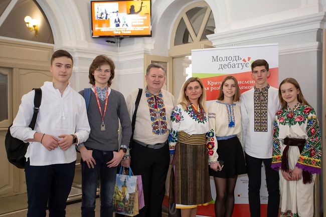 У національному фіналі проекту «Молодь дебатує» у Харкові школярки вирішували, чи потрібні Україні електронні вибори