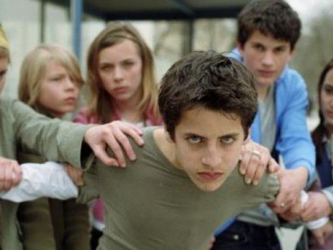 При виде агрессии со стороны подростков прохожие боятся вмешиваться - психолог