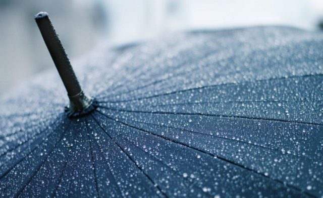 В Турции ветер унес в небо мужчину с уличным зонтиком