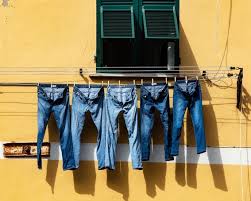 Эксперты LEVIS рассказали, как правильно стирать джинсы