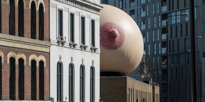 На улицах Лондона установили гигантские макеты женской груди