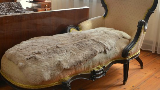 Как в музее: харьковчанин собирает на городских свалках старинную мебель и реставрирует ее (Фото)