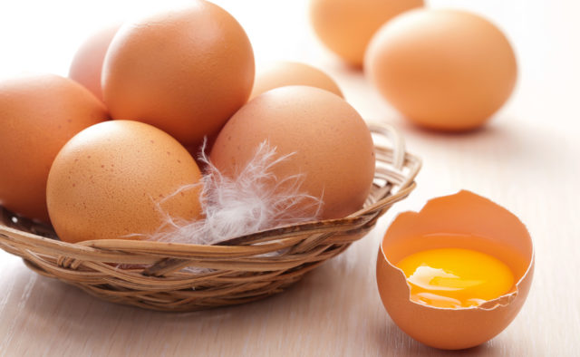 Медики рассказали, нужно ли мыть яйца перед употреблением