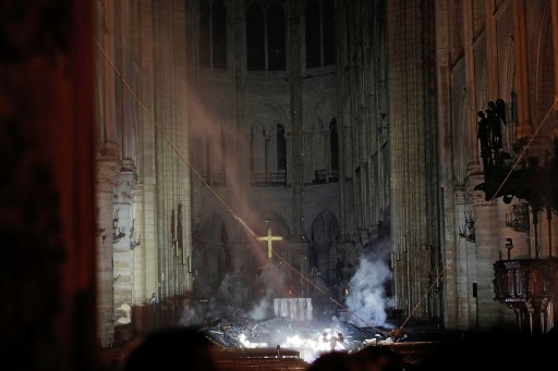 Из горящего Собора Парижской Богоматери удалось спасти часть святынь