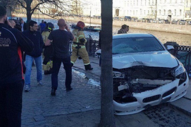 В Санкт-Петербурге мажор на BMW снес толпу людей (ВИДЕО)