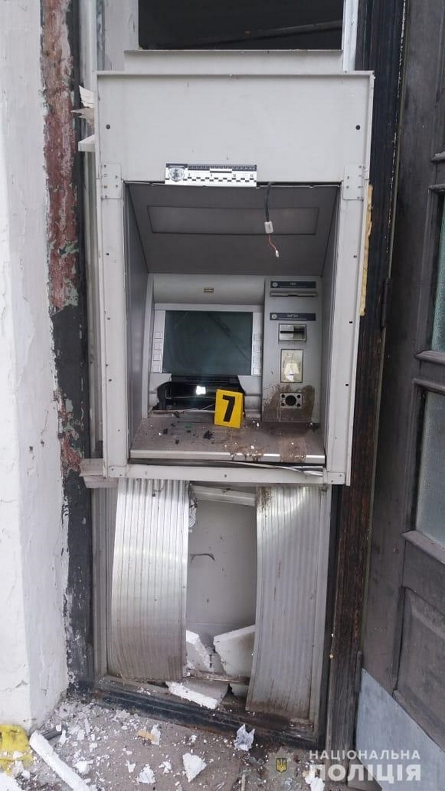 На Харьковщие с помощью самодельной бомбы взорвали банкомат (фото, видео)