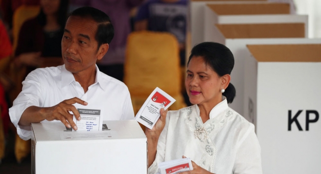Выборы в Индонезии: количество умерших от переутомления членов избиркомов приблизилось к 500
