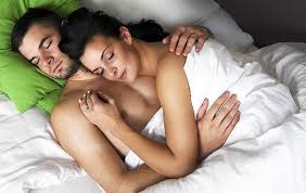 Ученые выяснили, что если спать голышом, то можно потерять лишние килограммы