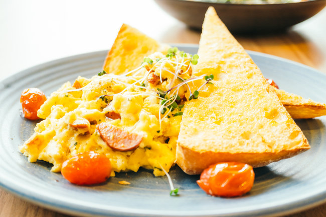 Рецепт полезного завтрака: яичница-болтунья по-средиземноморски