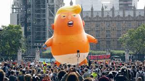 В Великобритании запустили в небо гигантский шар в виде Трампа в подгузнике
