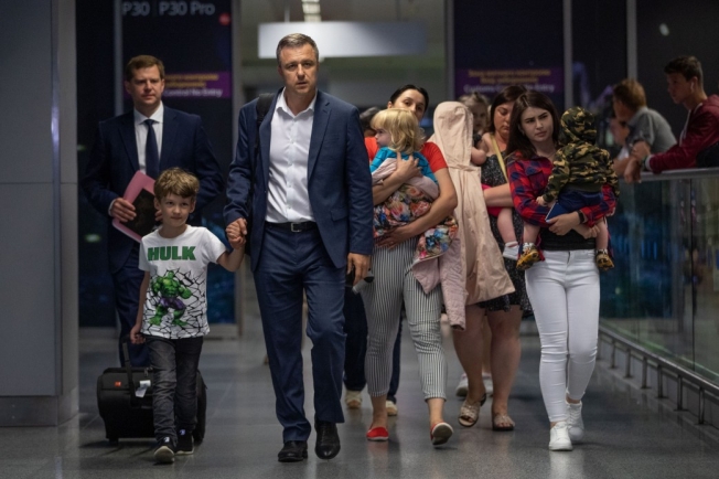Из Грузии в Украину на президентском самолете вернулись все 10 детей семьи Сусляк
