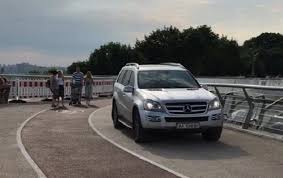 На пешеходный «Мост Кличко» в Киеве заехал кроссовер с киевскими номерами: ВИДЕО