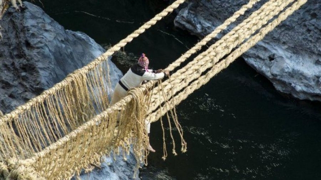 Мост из травы в Перу: как создают это чудо