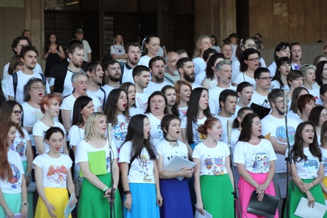 Понад 25 тисяч людей на 60-ти концертних майданчиках зібрав День музики в Харкові. І близько 250 людей заспівали в святковому МЕГАхорі