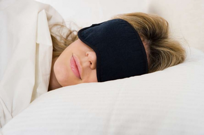 Медики рассказали, почему женщинам нельзя спать при свете