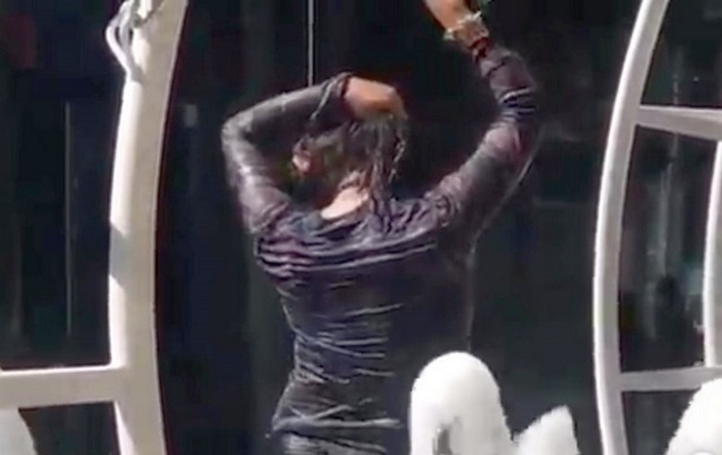 Эротический танец женщины в фонтане попал на видео