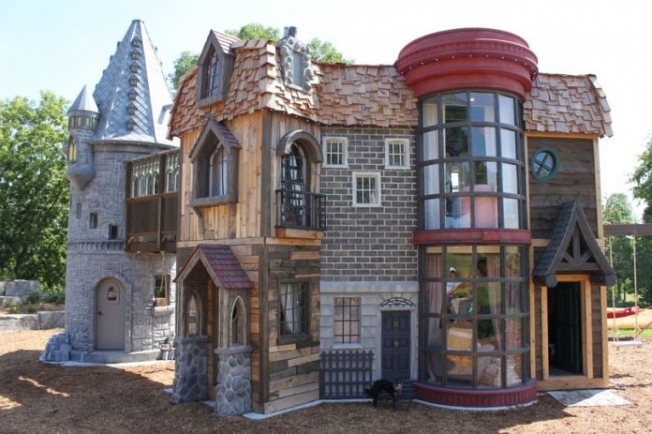 Бабушка и дедушка подарили 2-летней внучке двухэтажный дом Гарри Поттера
