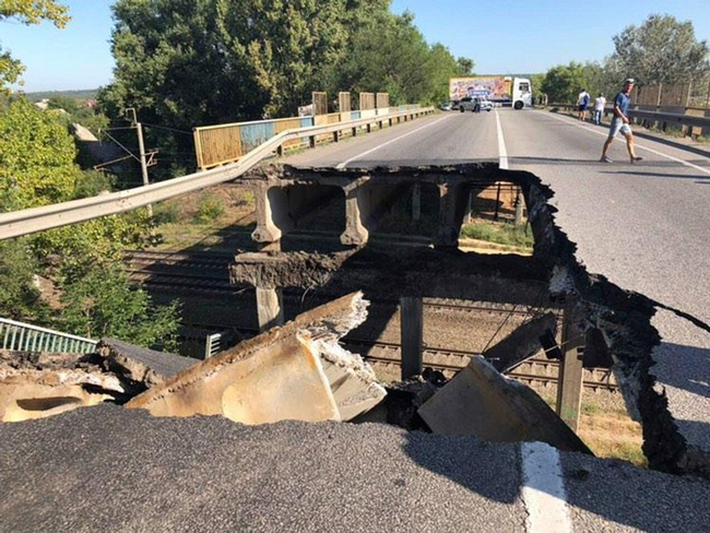 На окружной дороге обрушился мост: движение перекрыто (фото, видео)
