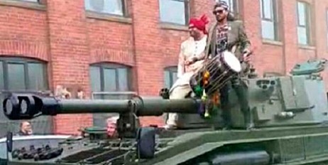 В Британии сын миллионера приехал на свою свадьбу на танке (видео)