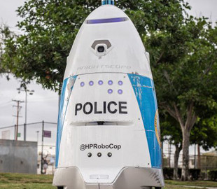 Робот-полицейский в США вместо помощи женщине приказал ей «убраться с дороги»
