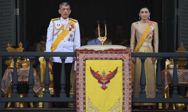 Король Таиланда женился на генерале и на генерал-майоре, но что-то в семье двоеженца пошло не так