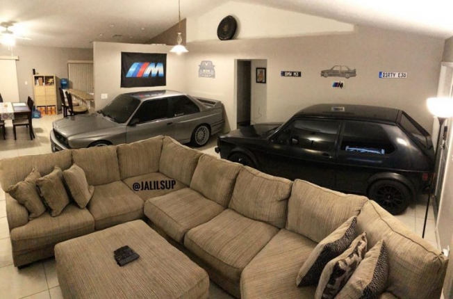 Мужчина припарковал в гостиной две машины, чтобы спасти их от урагана